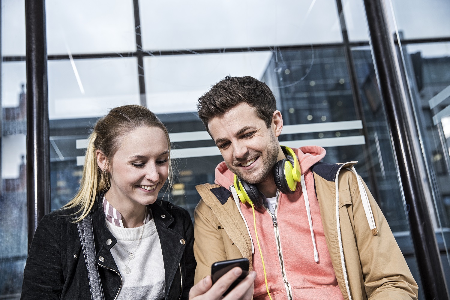 Recruiting-Haltestelle-Smartphone-Frau-Mann